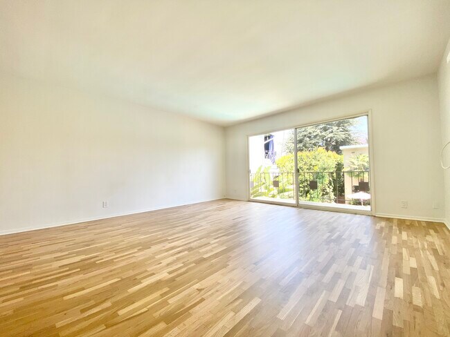 Foto del edificio - 1433 N Hayworth Ave - Pool & Parking