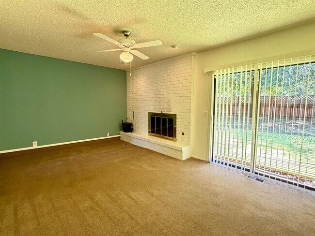Foto del edificio - 6612 Crow Cir