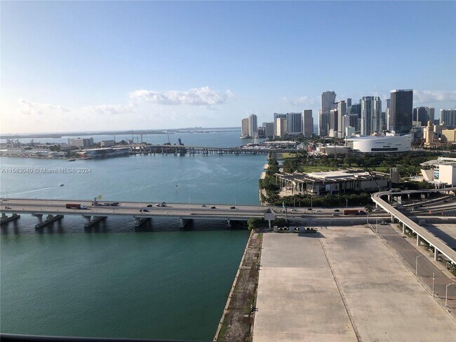 Foto del edificio - 555 NE 15th St