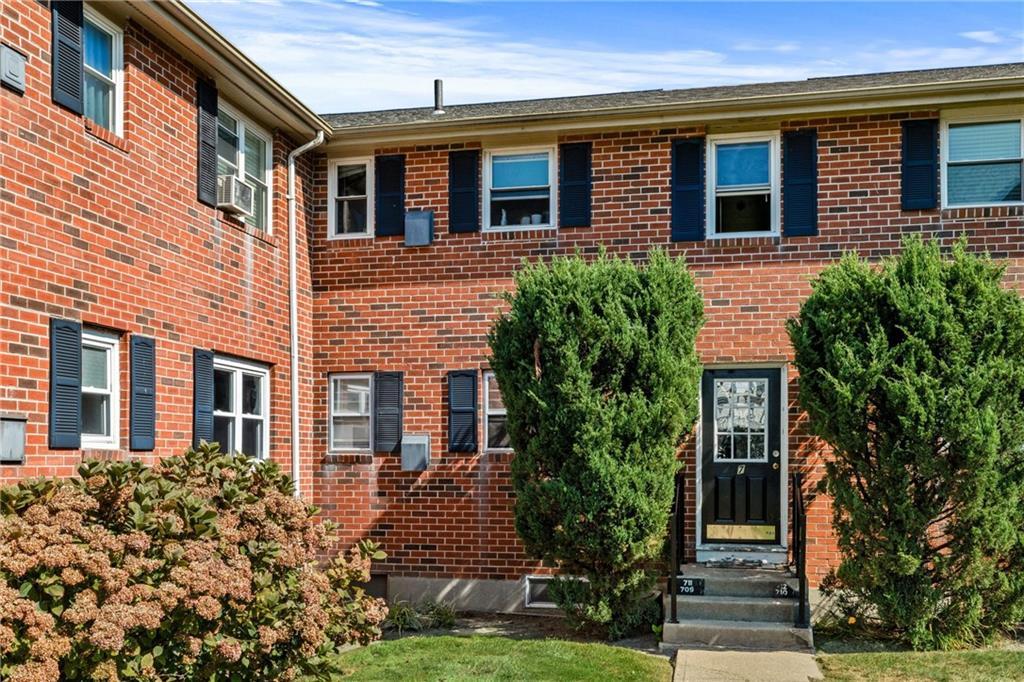 Primary Photo - 70 Carroll Ave