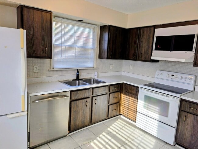 Building Photo - 13415 Land O Woods Dr