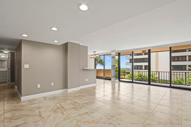 Building Photo - 4200 N Ocean Dr