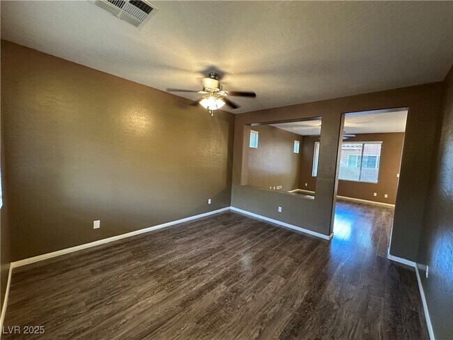 Foto del edificio - 10419 Lilac Square Ave
