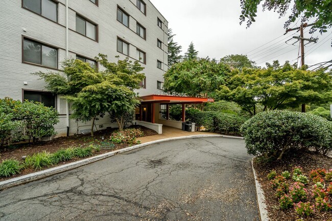 Foto del edificio - Rare Large Efficiency (552 Sq Ft) Close To...