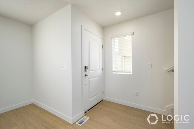 Building Photo - Beautiful Brand New Townhome in Great Eagl...