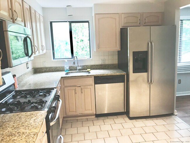 Foto del edificio - 140 Shepard Ave