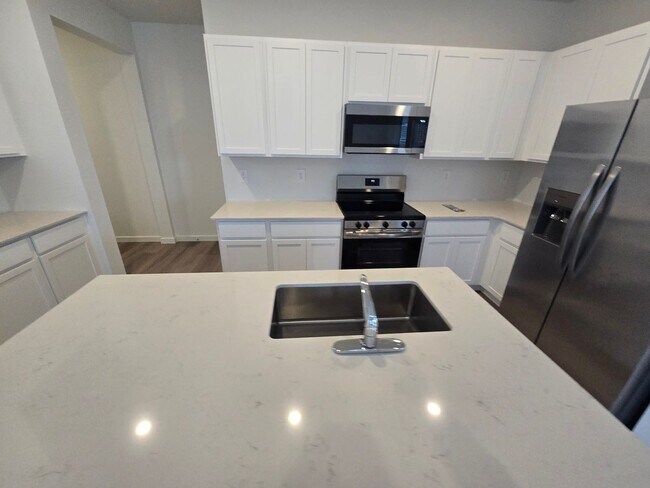 Building Photo - Brand New Townhome within walking distance to Elementary School