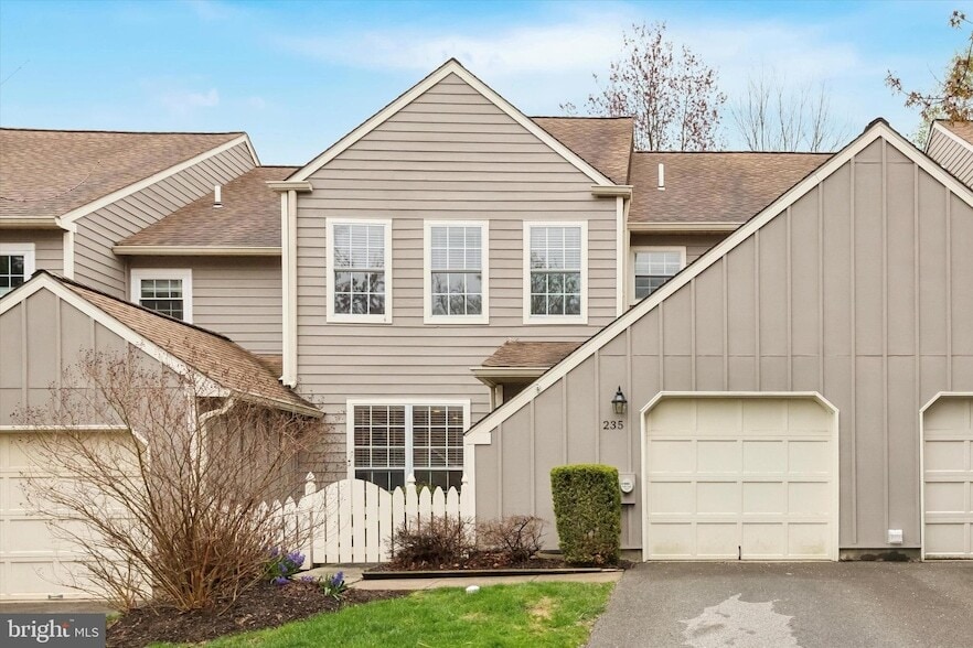 Foto principal - 235 Copper Beech Dr