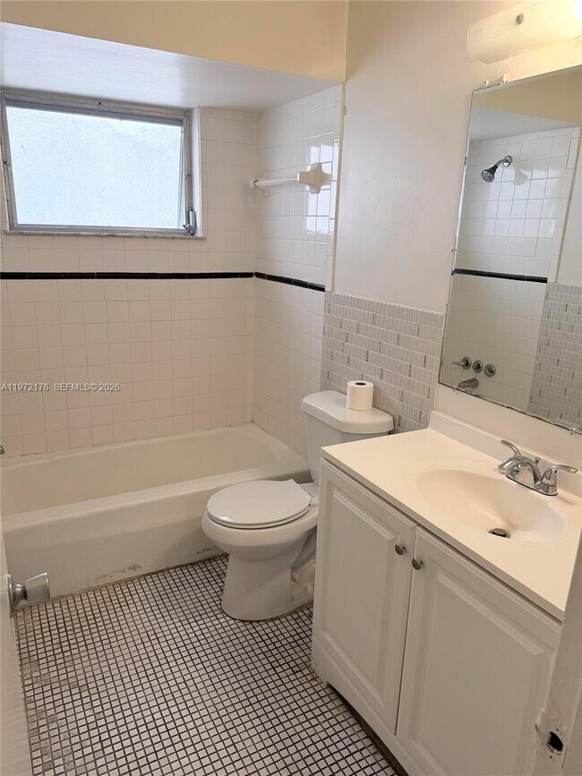 Building Photo - 2134 Lincoln St