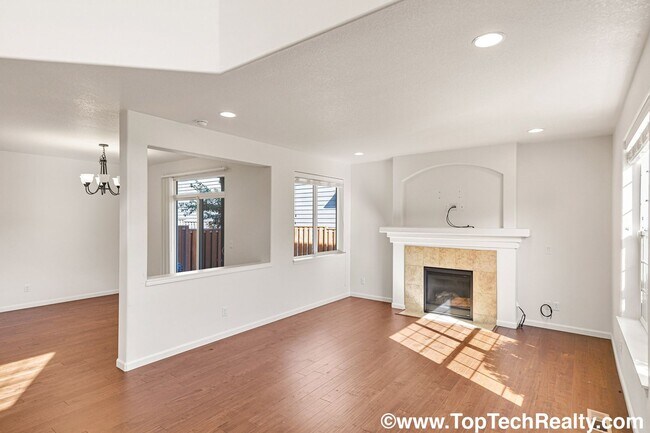 Foto del edificio - Gorgeous 3 bed, 2.5 bath Single Family Hom...