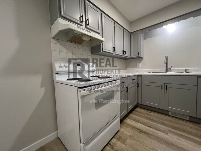 Building Photo - 1642 Larch St