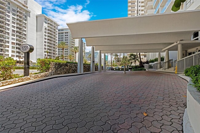 Foto del edificio - 5701 Collins Ave