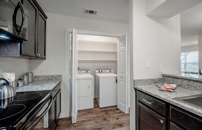 Building Photo - 115 Costa del Oro St