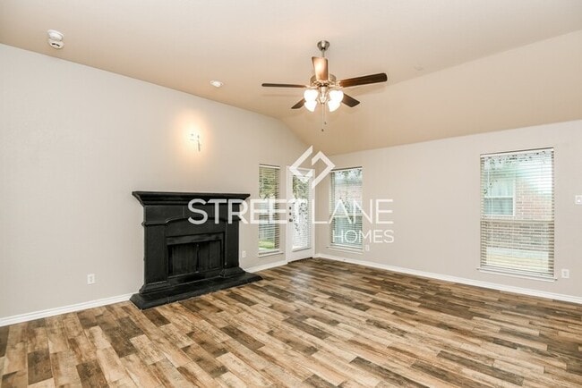 Building Photo - Charming 4 Bedroom in Saginaw!
