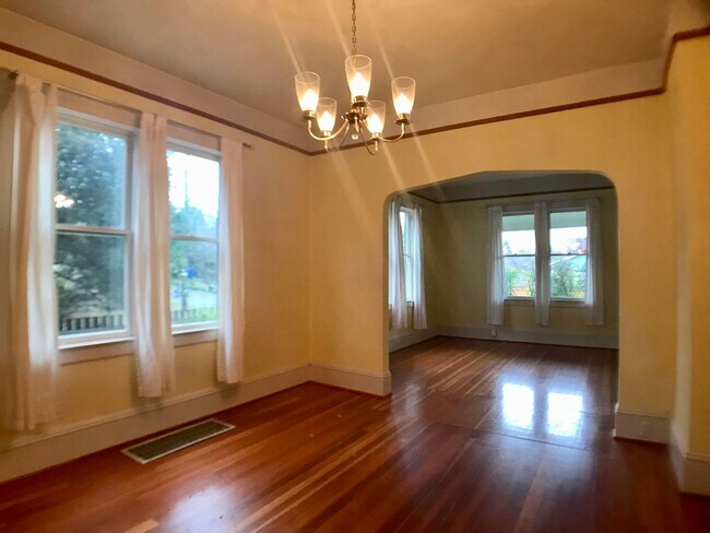 Building Photo - Adorable Phinney Ridge Home