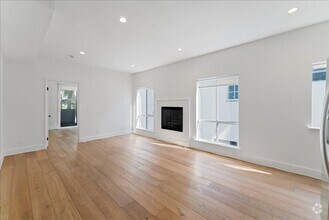 Building Photo - 135 N Doheny Dr