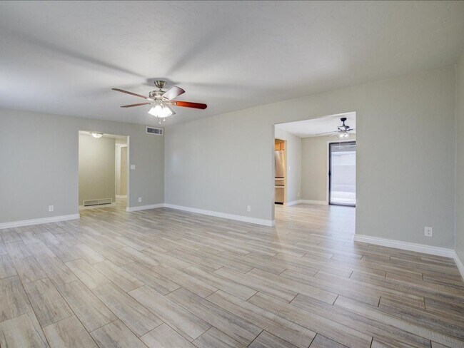 Foto del edificio - Spacious 4-Bedroom, 2-Bath Home with Extended Driveway & Large Backyard