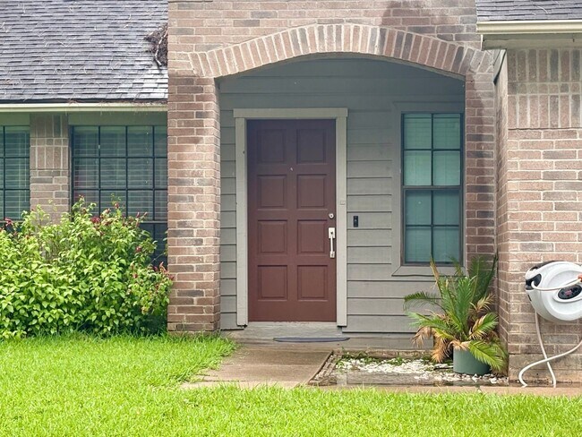 Foto del edificio - 16307 Leamington Ln