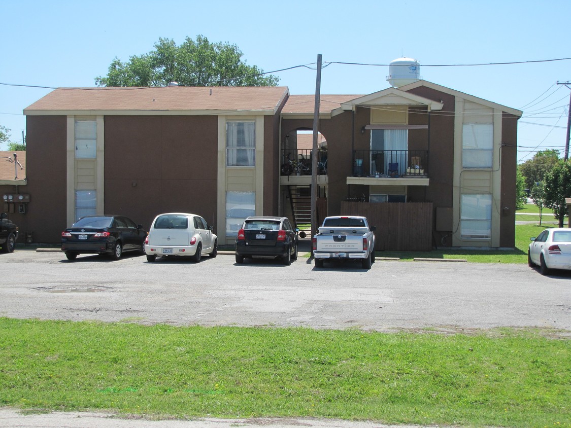 Primary Photo - Country Living Apartments