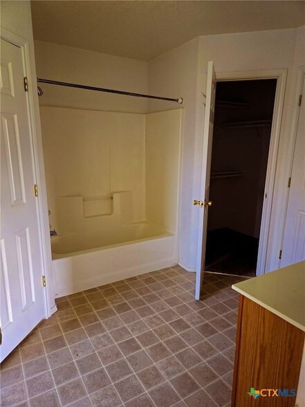 Building Photo - 5208 Bridle Dr