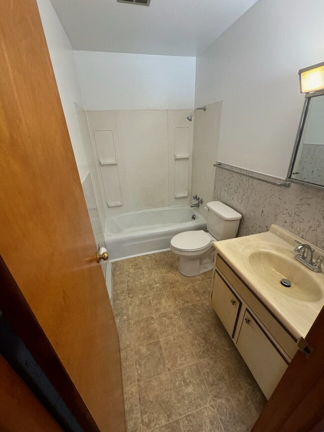 Building Photo - 2 Bed Single Level Apartment