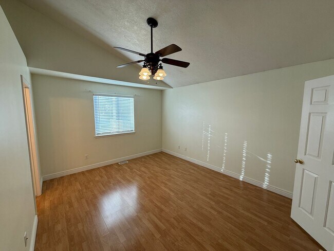 Foto del edificio - 5 Bedroom Home in Herriman; 2700 sq ft; Open Floor Plan