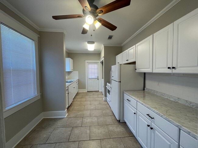 Building Photo - South Highland Newley Remodeled Gem! Won’t...