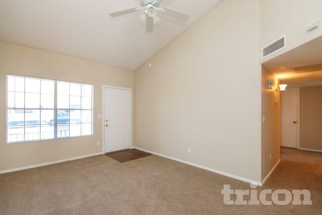 Foto del edificio - 7244 W Cameron Dr