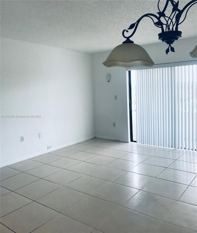 Foto del edificio - 17600 NW 68th Ave