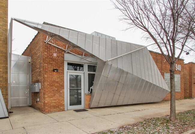 Building Photo - 940 Pitner Ave