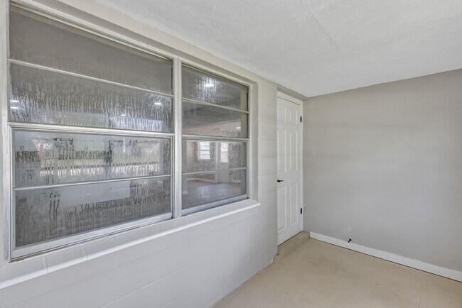 Foto del edificio - Charming 3-Bedroom Home with Spacious Yard & Enclosed Porch in Frostproof