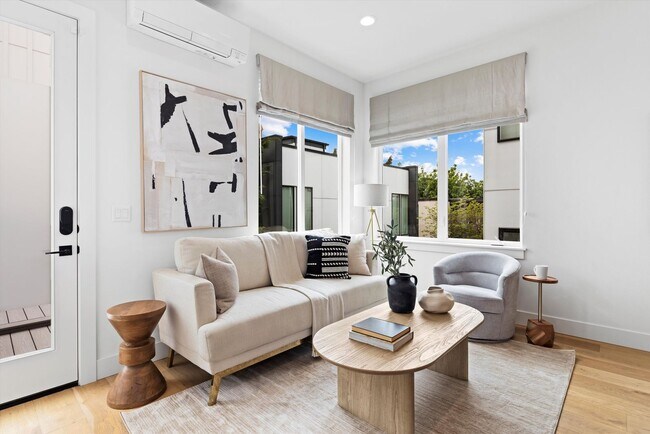 Foto del edificio - Bright & Charming 2bed/2bath Townhome in P...