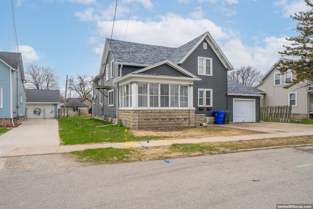 211 Oak St Unit 211 1/2, Kaukauna, WI 54130 Room for Rent in Kaukauna