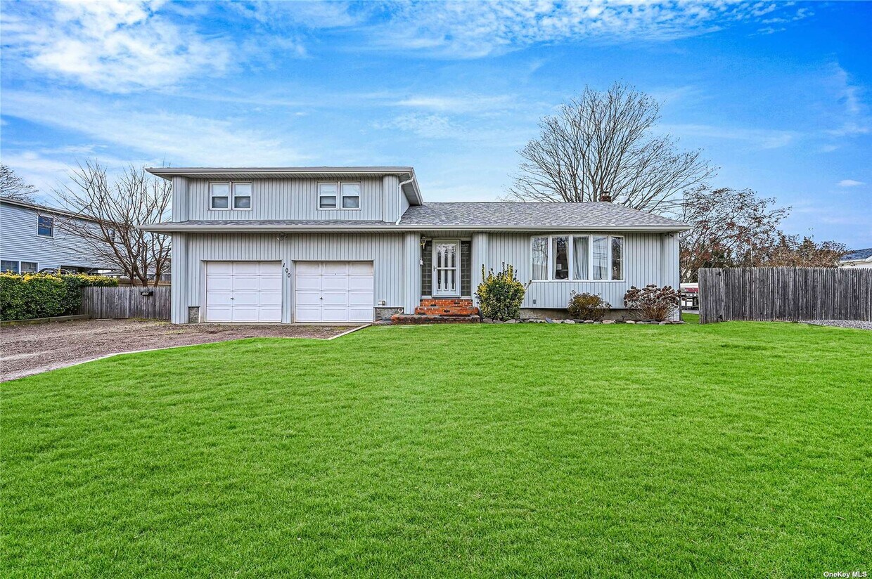 100 E 7th St, Deer Park, NY 11729 Room for Rent in Deer Park, NY