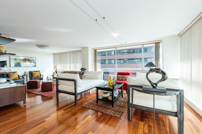 Foto del edificio - 320 W Oakdale Ave