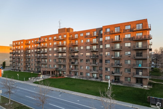 Building Photo - 2700 Boul Thimens