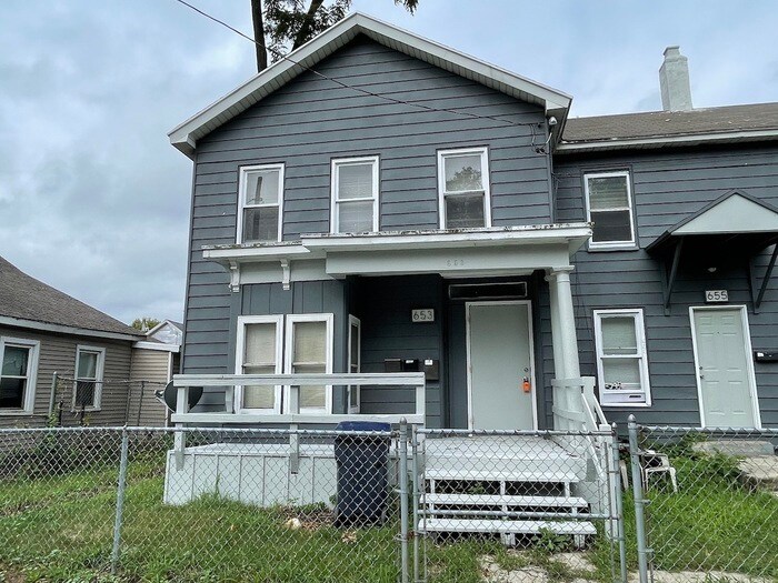 Primary Photo - 653 Broadway NW Unit 3 Close to Bridge St ...