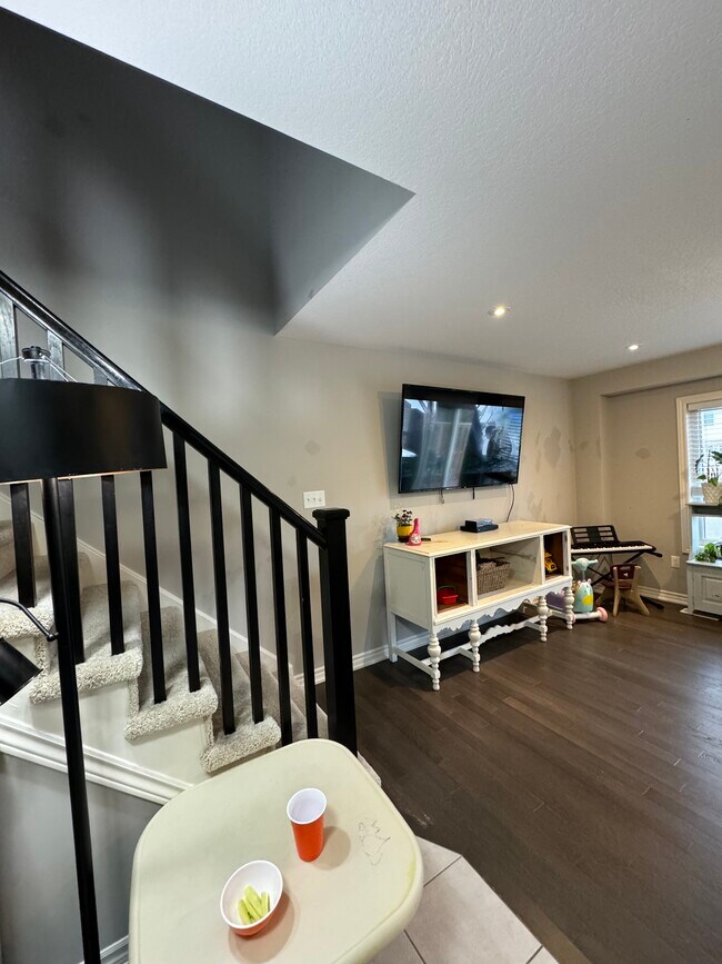 Building Photo - 102 Westminster Cres
