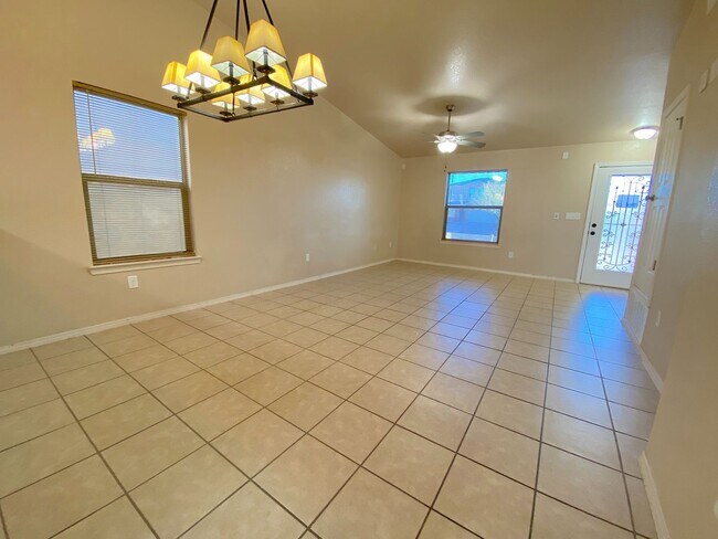Foto del edificio - Northeast El Paso 3 Bed Refrig A/C