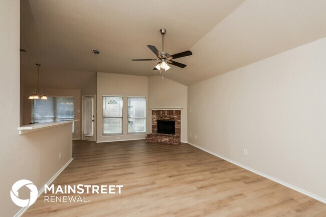 Foto del edificio - 328 Willow Creek Dr