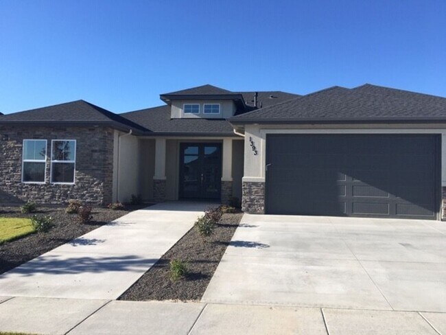 Foto del edificio - Coming Soon! Newer Custom built home with ...