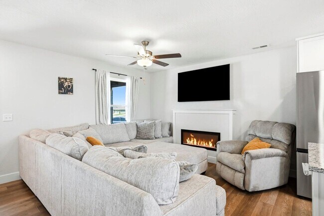 Foto del edificio - 4 Bedroom | 2.5 Bathroom | 2 Car Garage | Republic MO | Fenced in back yard!