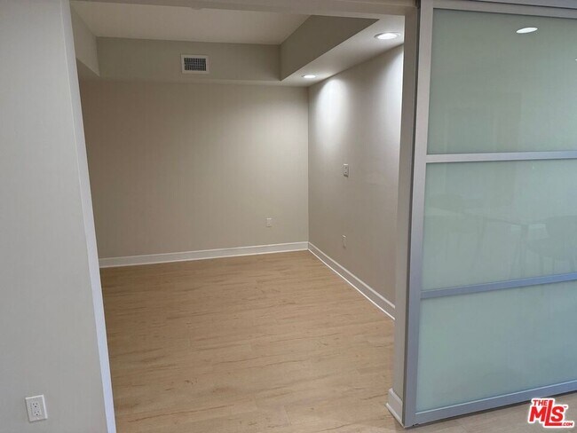 Foto del edificio - 5015 Balboa Blvd