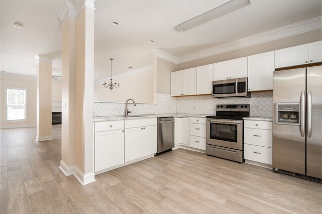 Building Photo - Move-In Ready & Updated Hampton Forest Tow...