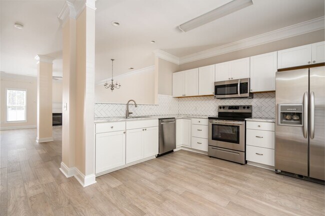 Foto del edificio - Move-In Ready & Updated Hampton Forest Tow...