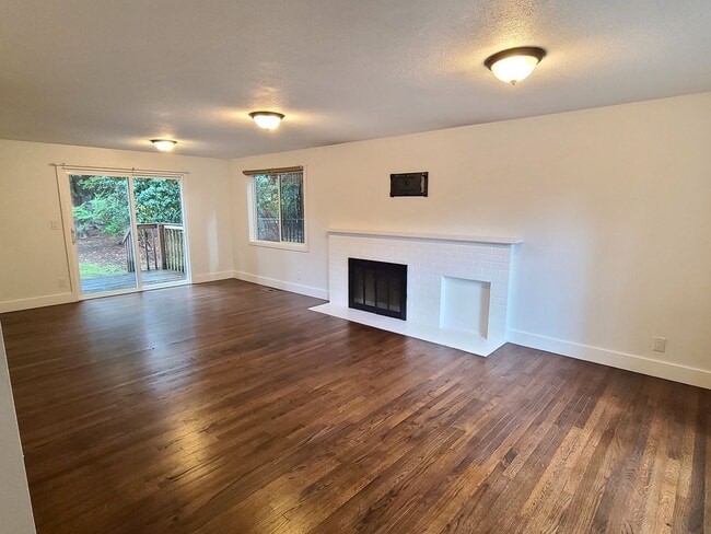 Building Photo - Stunning 4 Bed/2.5 Bath Home In Juanita!