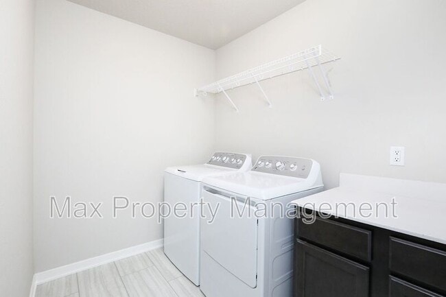 Building Photo - 211 NE Whitetail Dr