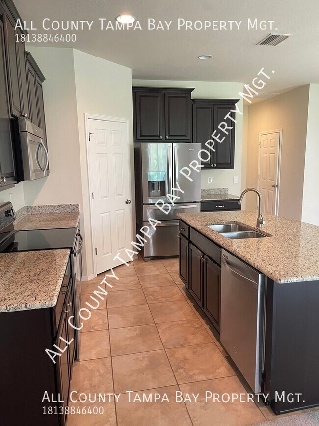 Building Photo - Stunning 3 bedroom 2.5 bath townhome!
