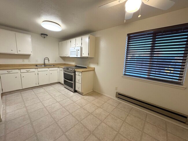 Foto del edificio - 170 Willow Dr