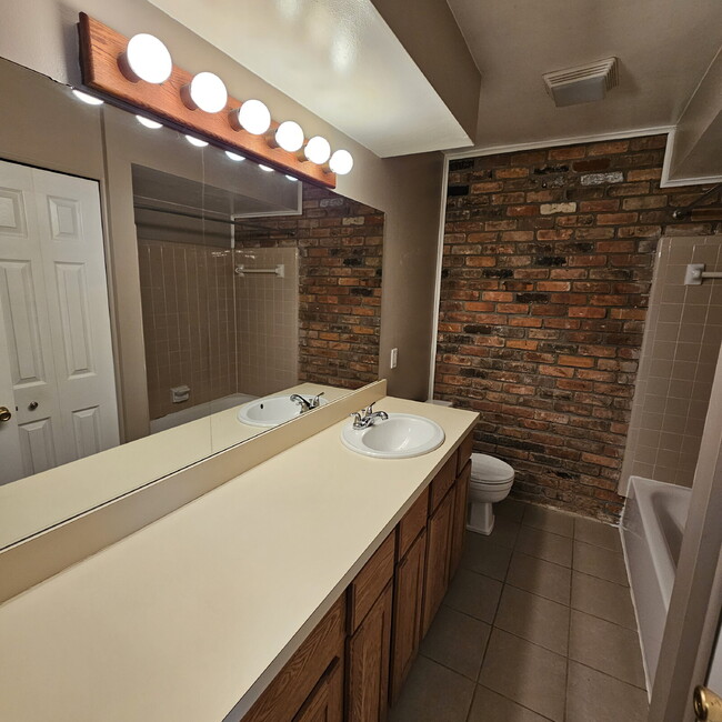 Foto del edificio - Nice 2 Bedroom Duplex on Quite Court in Fr...
